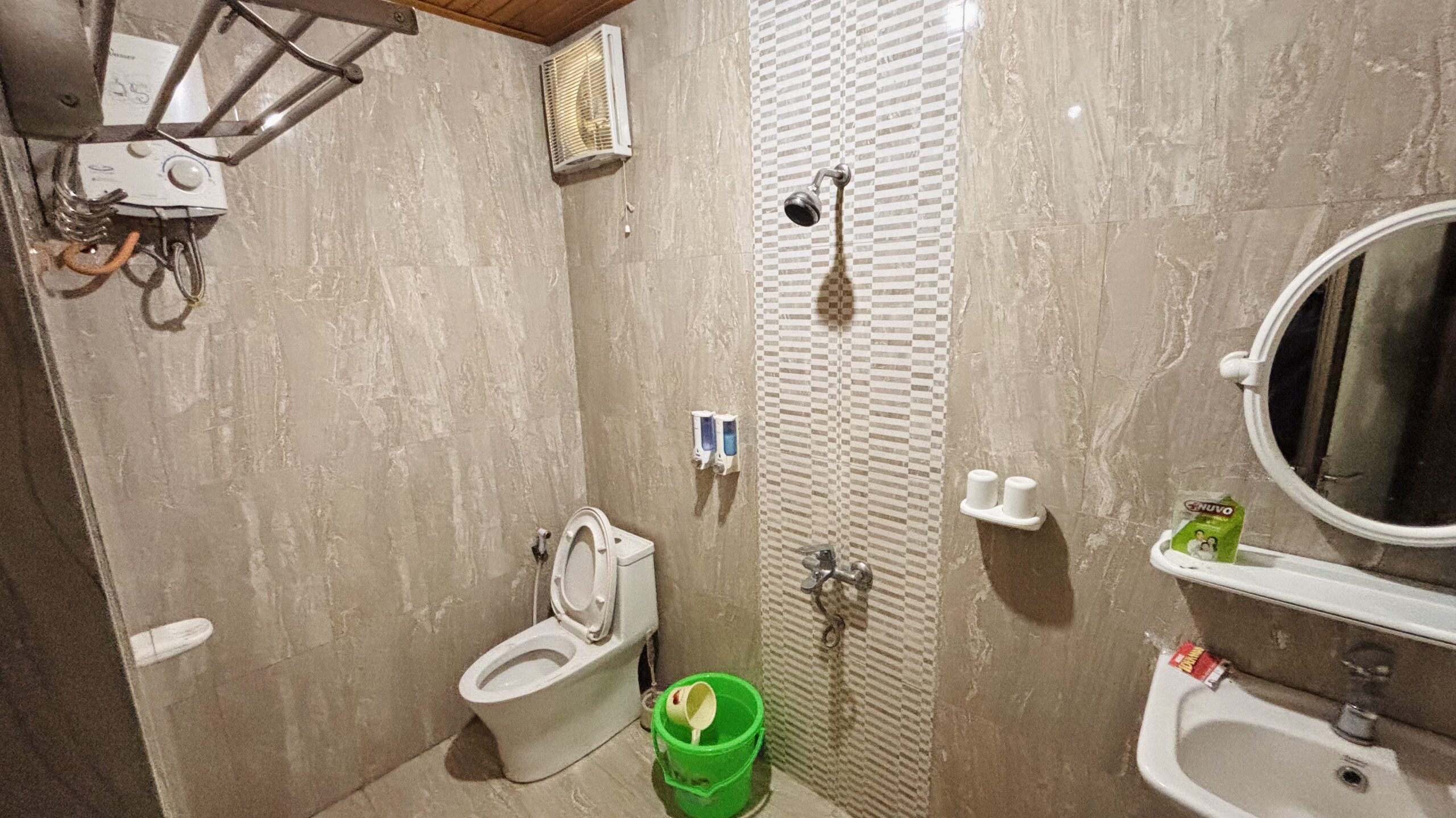 Villa Kayu Estetik - Gambar 8