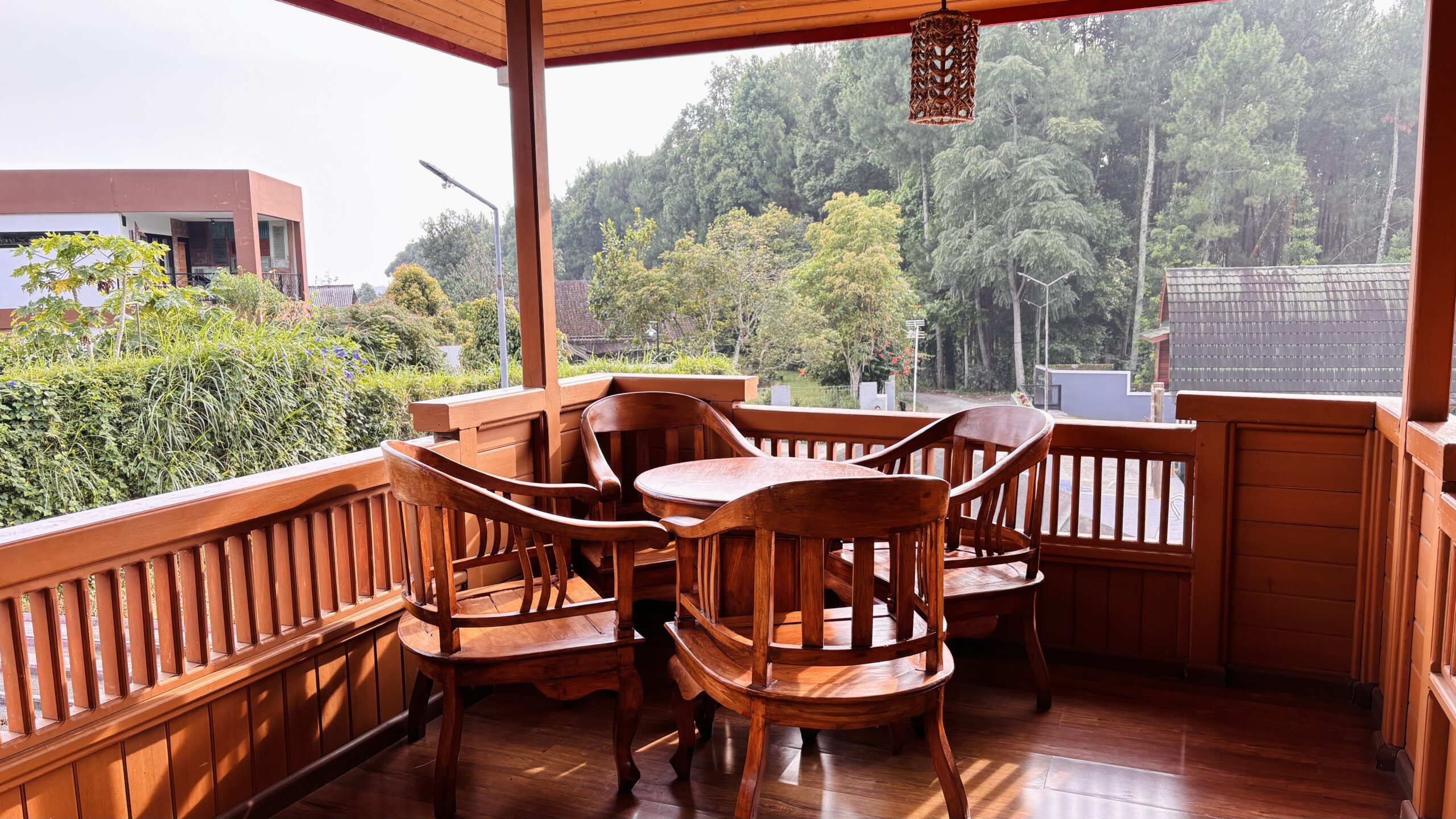 Villa Kayu Estetik - Gambar 4